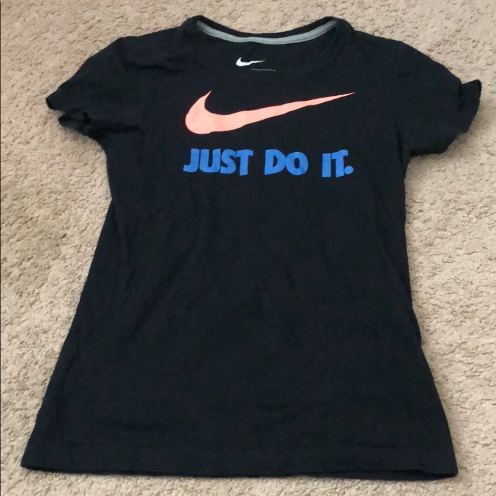 ⭐️ 5 for $35!! ⭐️ Nike size small T-shirt